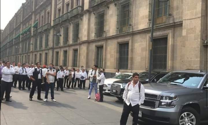 Meseros amagan con no permitir salida de autos de empresarios que se reúnen con AMLO en Palacio Nacional  