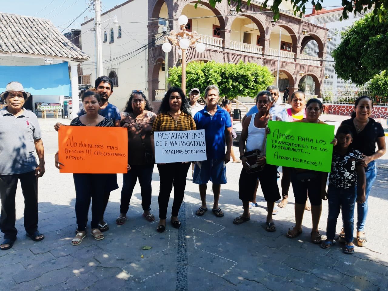 Protestan turisteros de playa Llano Real; exigen apoyos del gobierno 