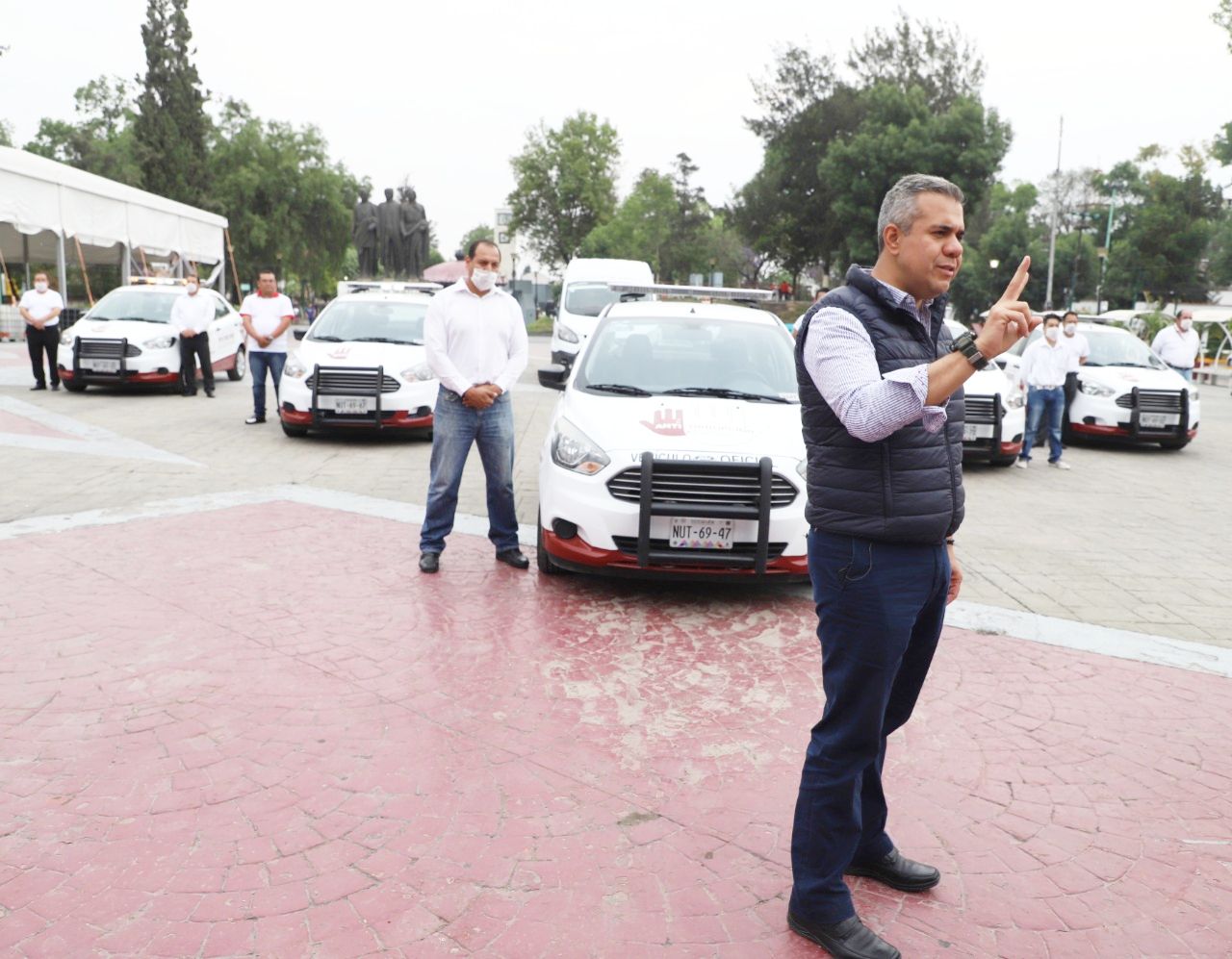 Alcalde de Ecatepec entregó seis vehículos para que se sumen al Programa Anticorrupción