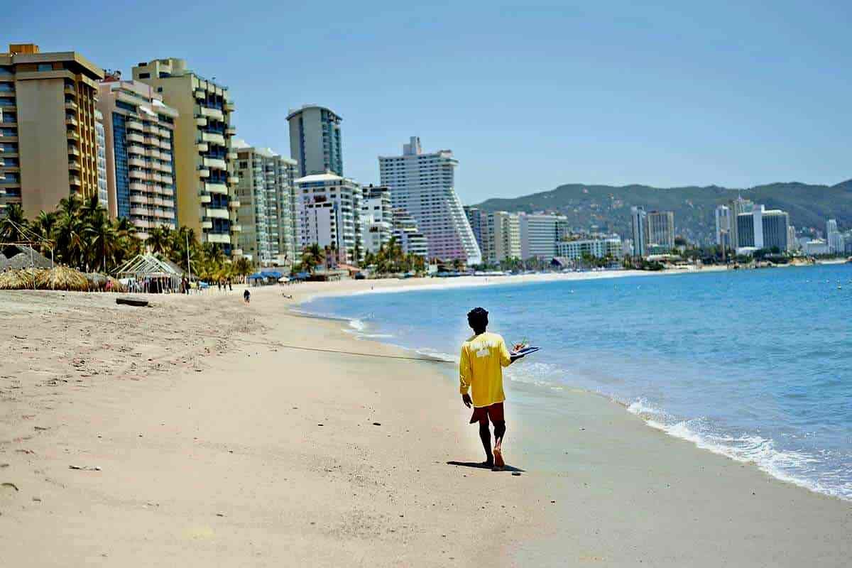 ¡Sorprendente! playas de Acapulco lucen vacías durante Semana Santa