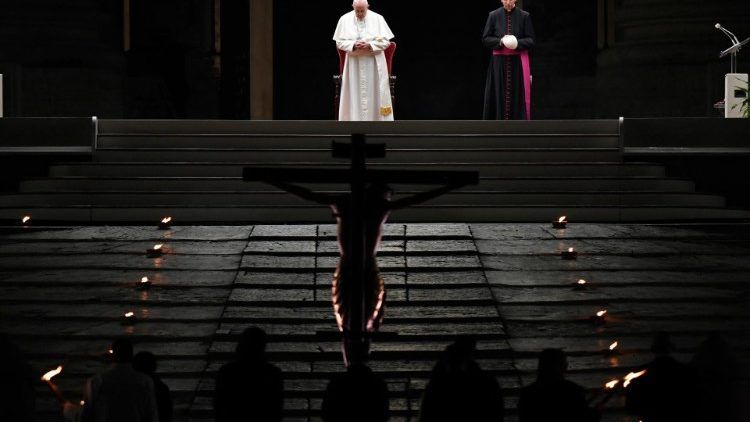 Papa preside Viacrucis en la Plaza de San Pedro totalmente vacía