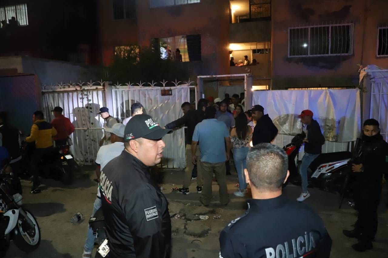 

"Autoridades de Ecatepec desalojan a 200 jóvenes de una fiesta clandestina a para evitar contagios de Covid-19"