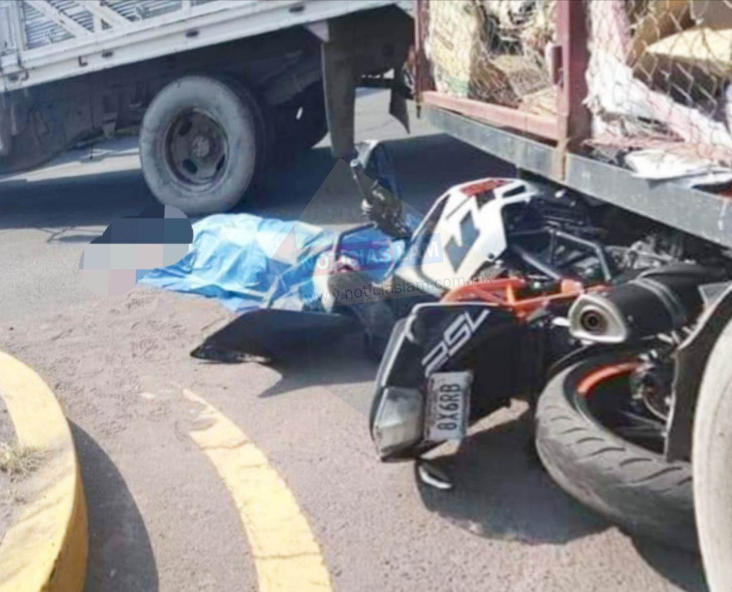 Motociclista pierde la vida presuntamente al estrellarse contra el contenedor de una camioneta 