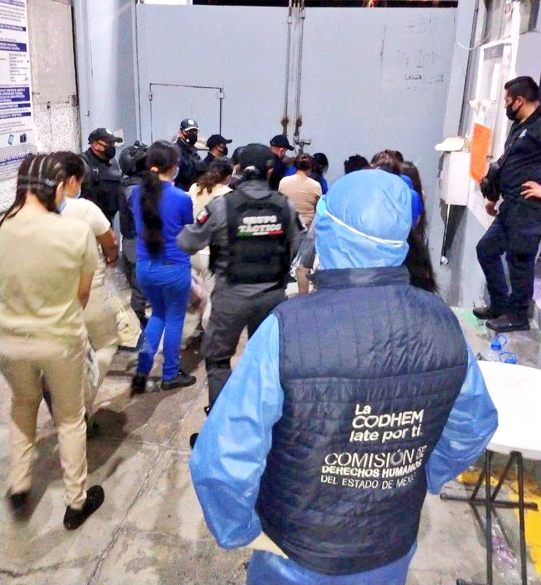 Trasladan a 78 mujeres que se encontraban en el penal de Cuautitlán al penal de Neza-Sur