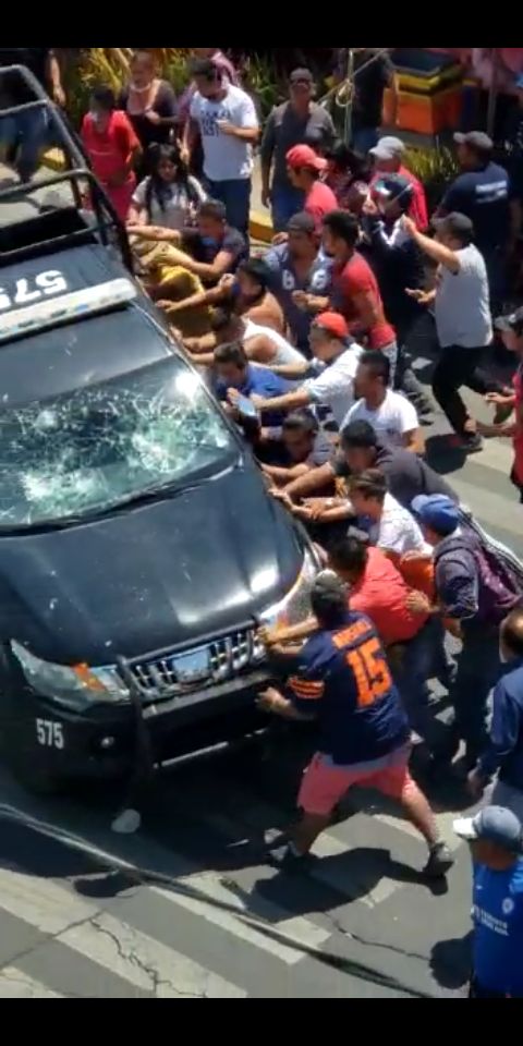 Enfrentamiento entre tianguistas y policías deja tres patrullas destruidas en Valle de Chalco