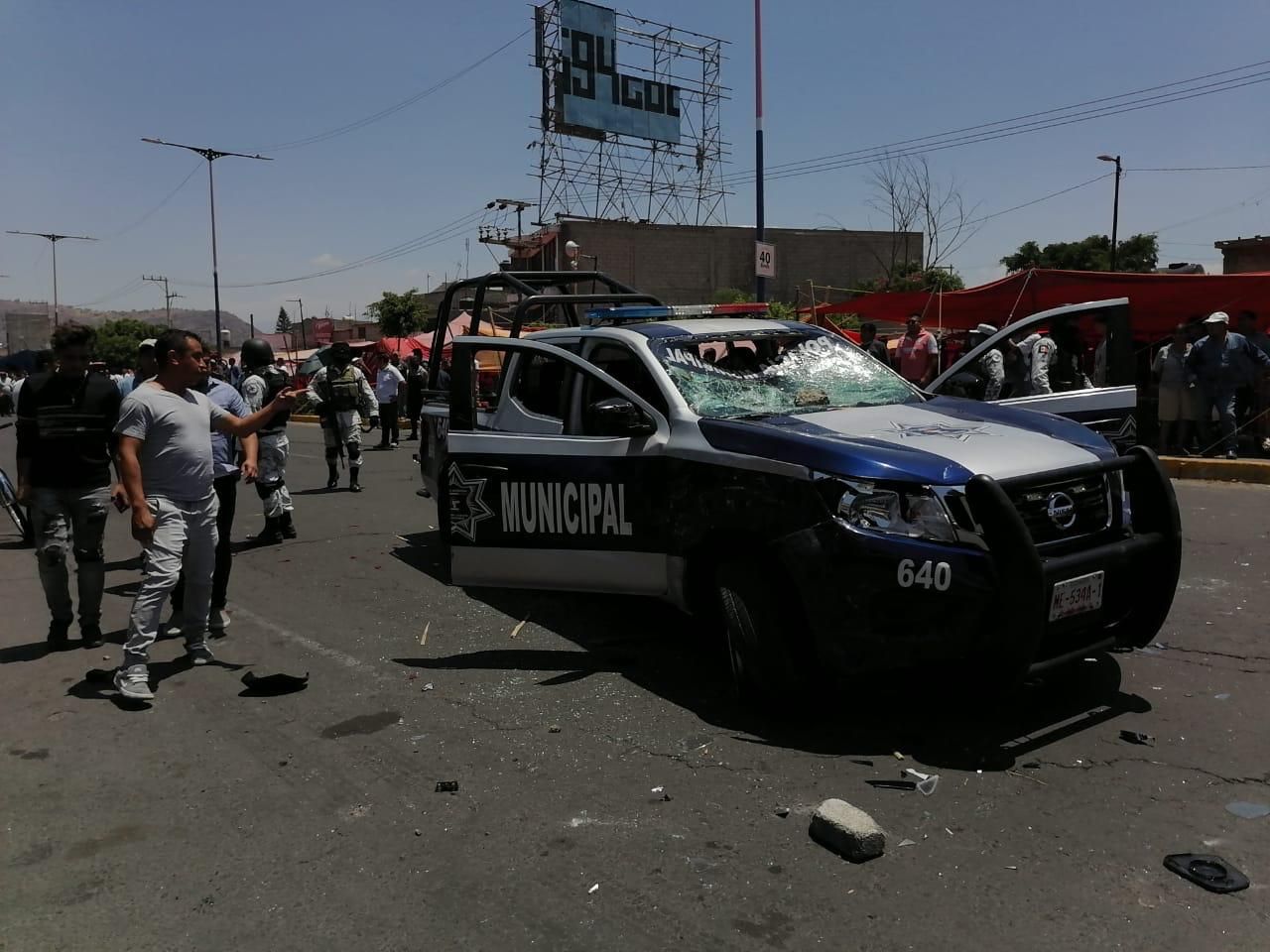 Tianguistas destrozan patrullas en Valle de Chalco: la FGJEM inicio investigación, Armando García convoca al diálogo