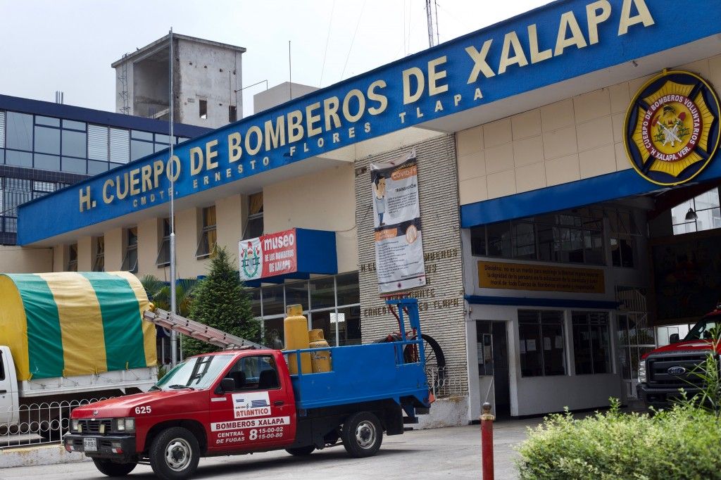 Bomberos Xalapa abre centro de acopio para entregar despensas a familia vulnerables al Covid-19