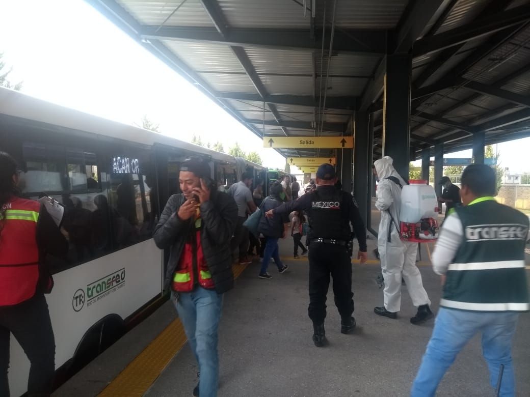 Policías de Chimalhuacán sanitizan transporte público