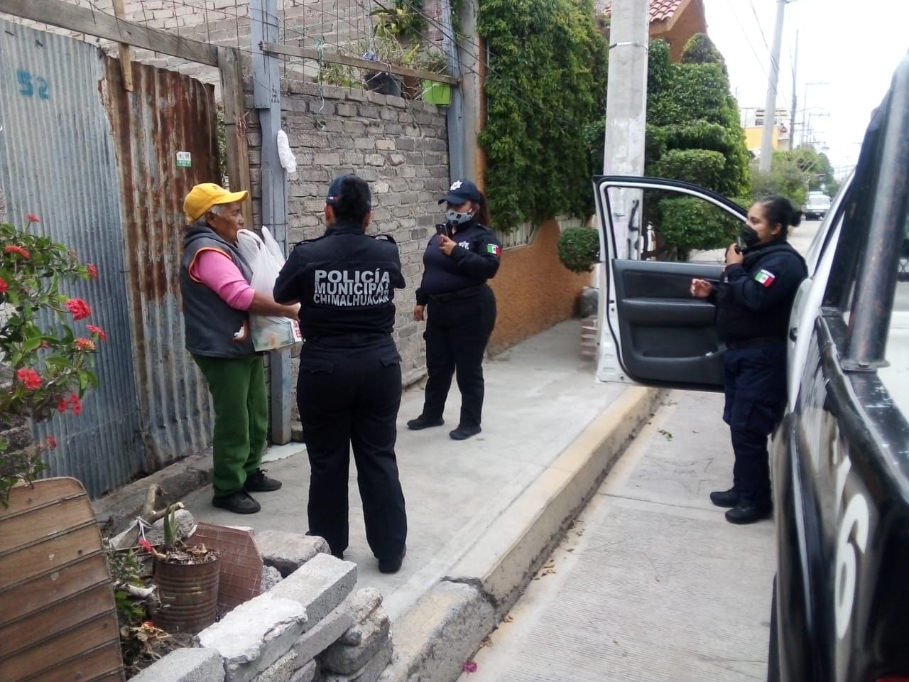 Policías municipales de Chimalhuacán entregan  despensas a domicilio a familias vulnerables