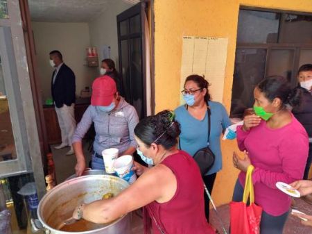 La diputada local por el distrito 30 con cabecera en Naucalpan, Mariana Uribe Bernal, instaló un comedor itinerante en el municipio.