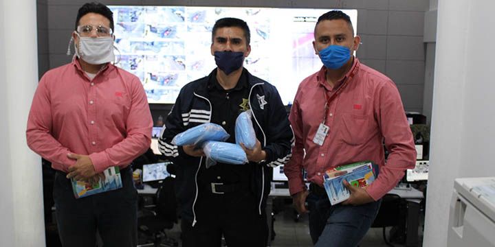 Donana cubrebocas a policías de Chimalhuacan