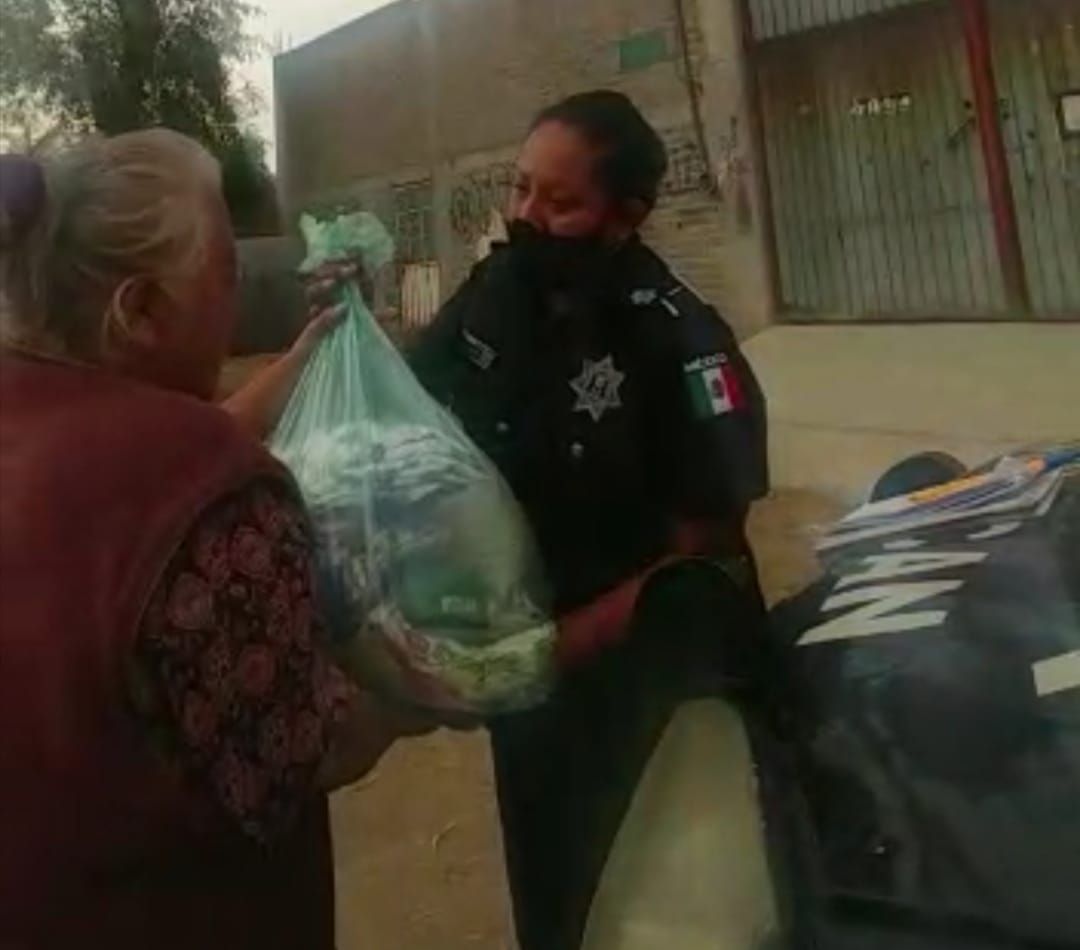 Policías de Chimalhuacán llevan despensas a familias vulnerables