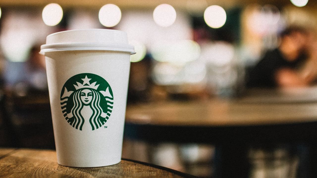 Alsea, operadora de Starbucks, reporta una caída de 11.5% en sus ventas por cierre de tiendas
