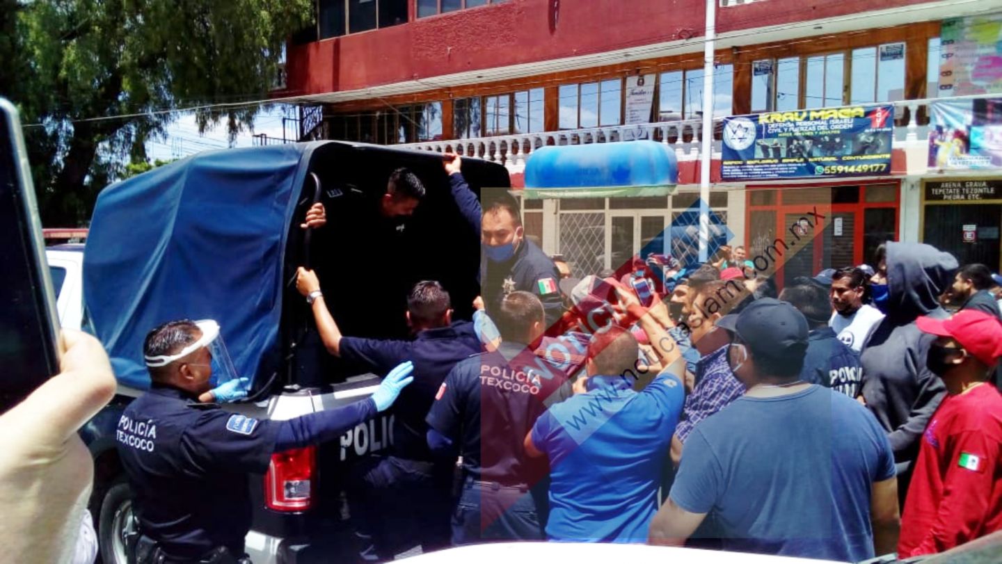 Gaseros de la región Texcoco presentan a 5 policías municipales de Acolman por presunta extorsión