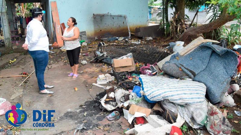 Familia afectada por incendio en el 20 de Noviembre recibe ayuda del DIF Córdoba
