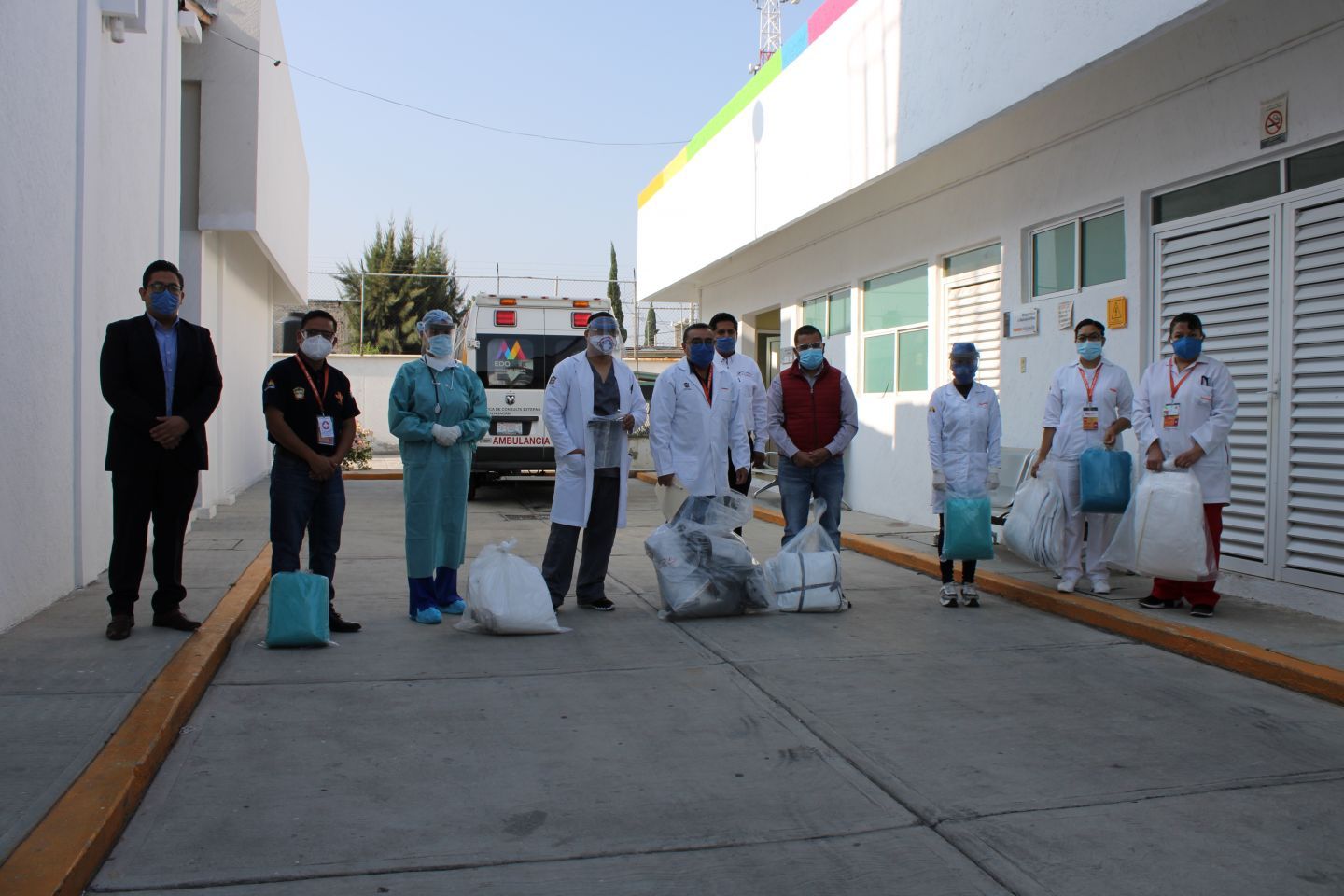 El gobierno municipal de Chimalhuacán entrega insumos a la clínica del ISSEMyM
