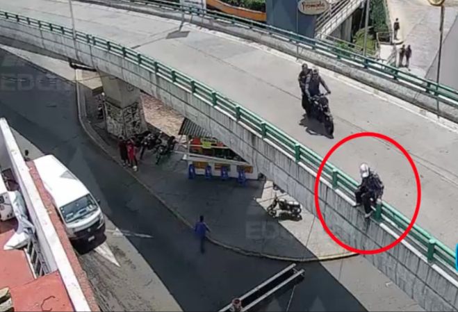 Hombre intenta saltar de un puente; policía de Naucalpan lo salva