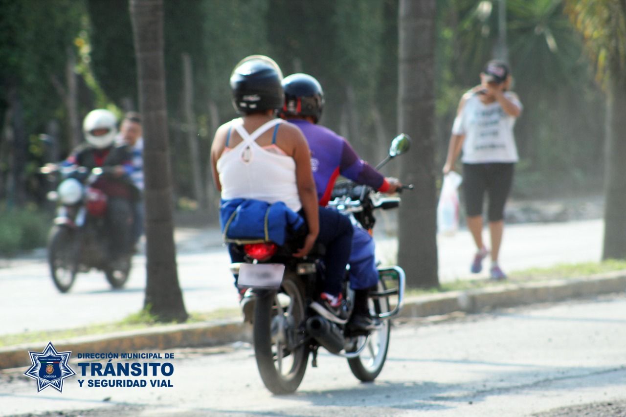 Pide la Dirección Municipal de Tránsito y Seguridad Vial de Córdoba aumentar precauciones a los motociclistas ante la temporada de lluvias.