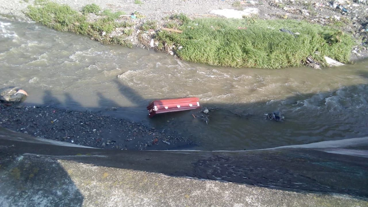 Causa terror el hallazgo de un féretro flotando entre las aguas del llamado Río Hondo Naucalpan