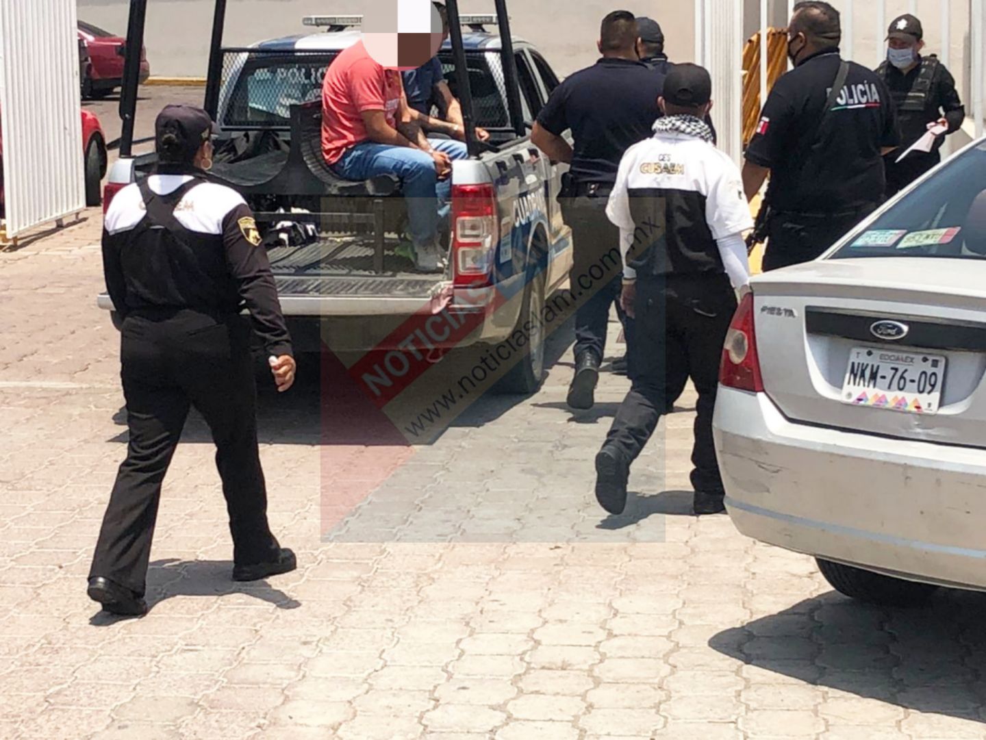 Policías de Acolman detienen a tres hombres y una mujer que se hacían pasar por agentes ministeriales