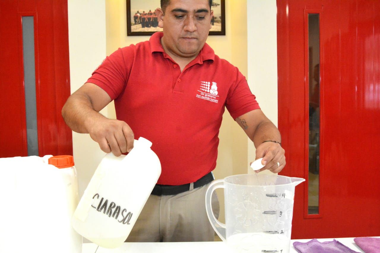 Bomberos Ixtapaluca enseñan a la población cómo hacer y utilizar desinfectante