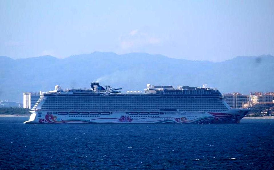 Tres cruceros llegan a Puerto Vallarta y no desembarcaran personas