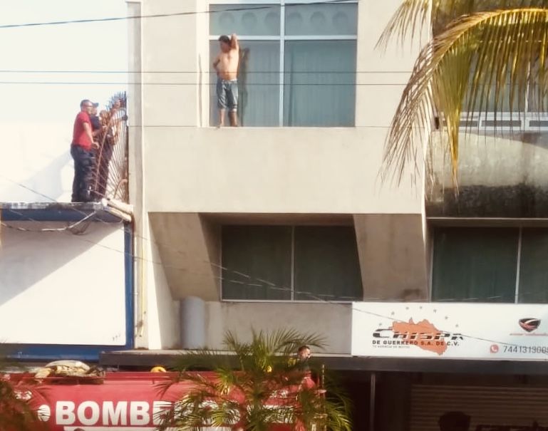 Frustan bomberos de Acapulco suicidio de un hombre en céntrico hotel 