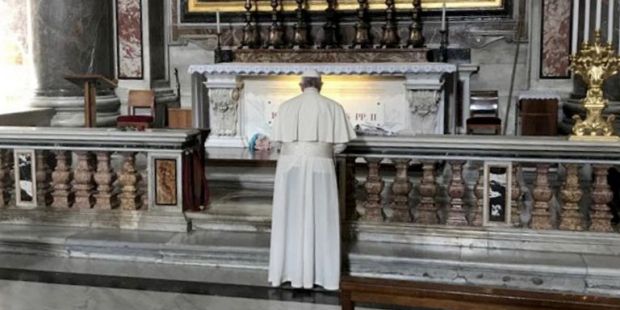 
 Papa Francisco rezando ante la tumba de Juan Pablo II por el fin de la pandemia