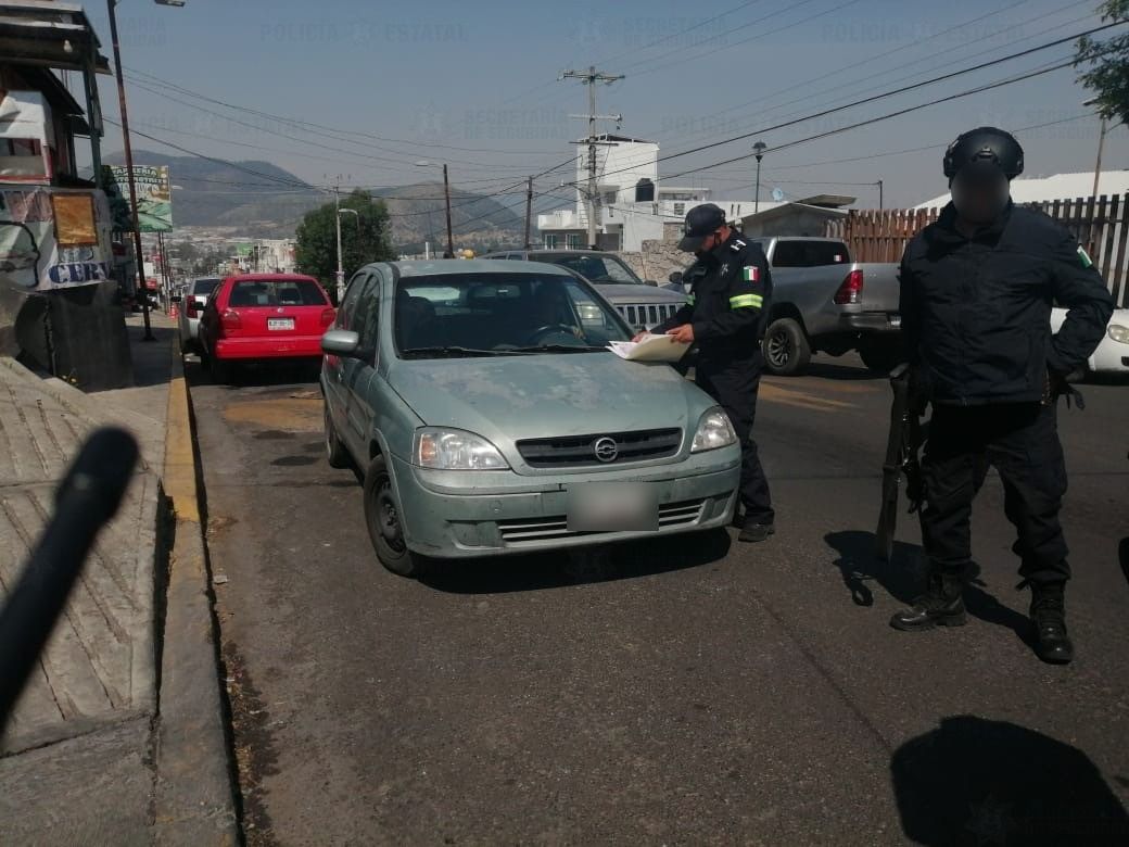 Le cayó la chota cuando viajaba feliz en coche robado sobre la autopista Atlacomulco - Toluca