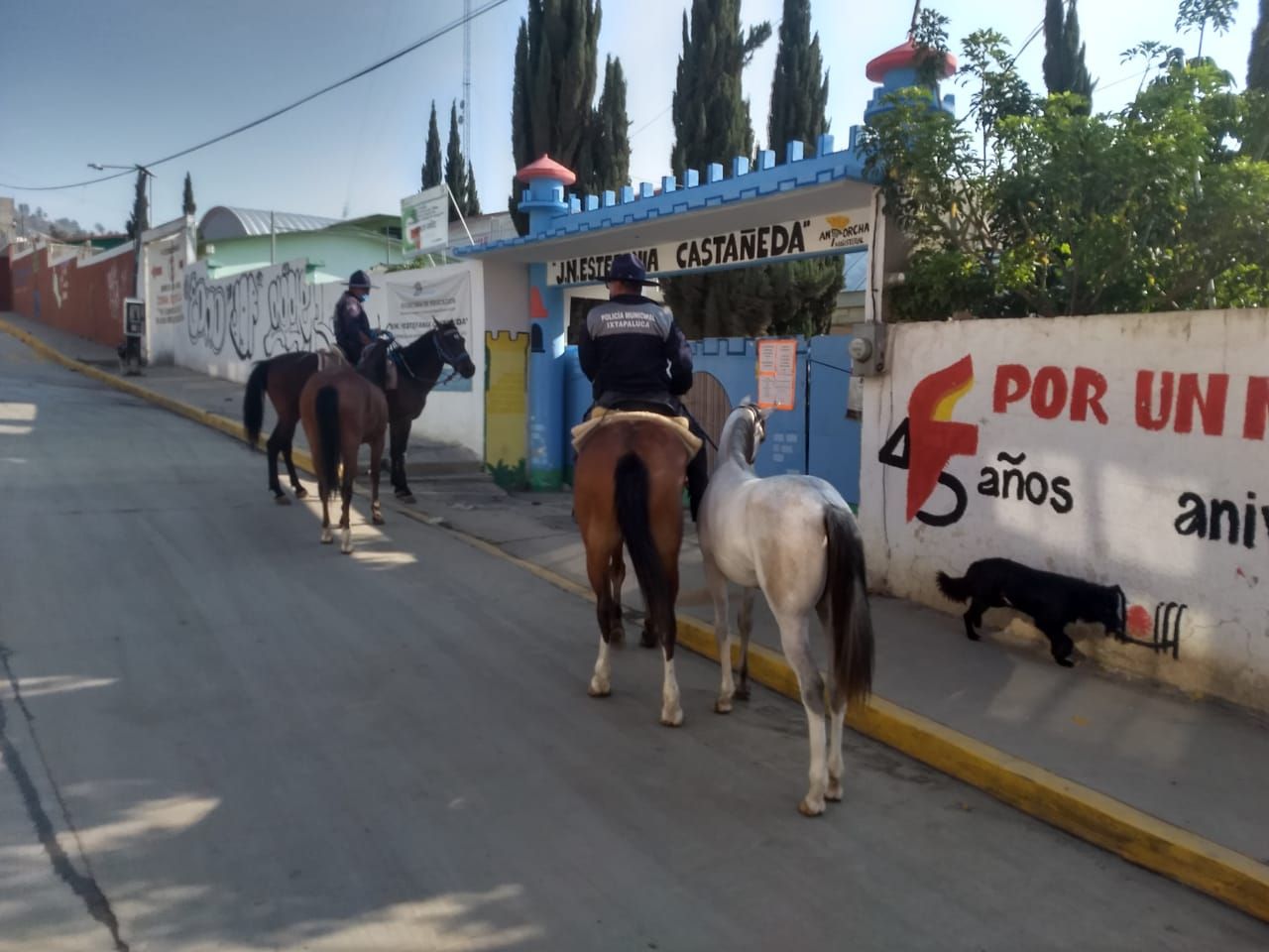 En Ixtapaluca policías municipales  resguardan escuelas para evitar robos