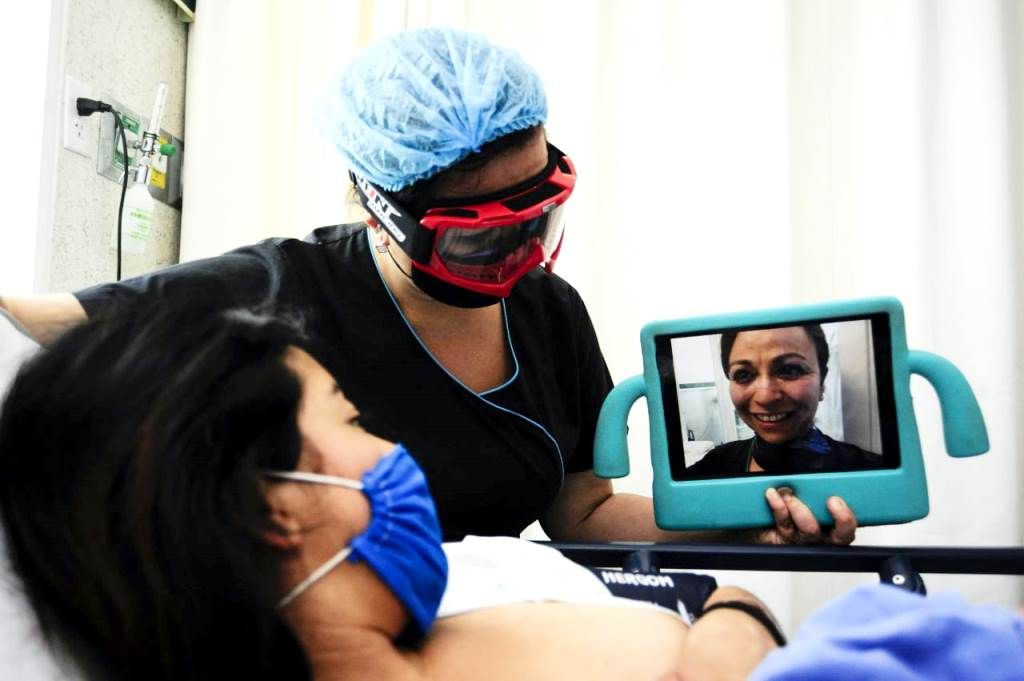 El hospital materno ’Monica Pretelini’ brinda visitas virtuales a familiares de pacientes para evitar COVID-19