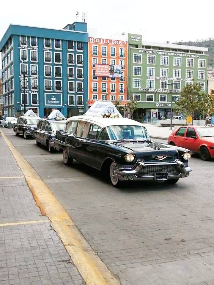Funeraria realiza caravana de  carrozas con la leyenda "Quédate en Casa" en el centro de Pachuca, Hidalgo
