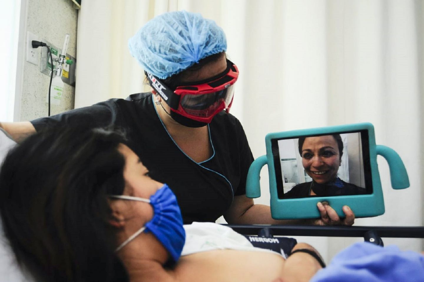 Brinda hospital materno "Monica Pretelini" visitas virtuales a familiares de pacientes para evitar COVID-19