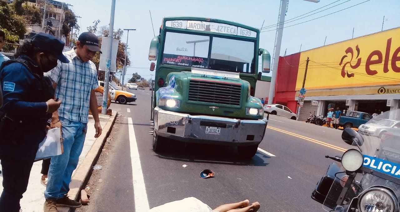 Atropella camión de pasajeros a un anciano en la Jardín, de Acapulco 