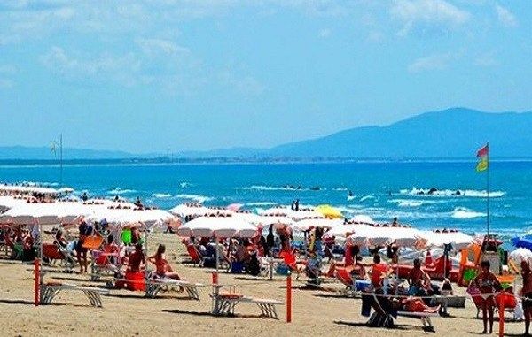 Europeos visitan playas en el primer fin de semana sin cuarentena estricta