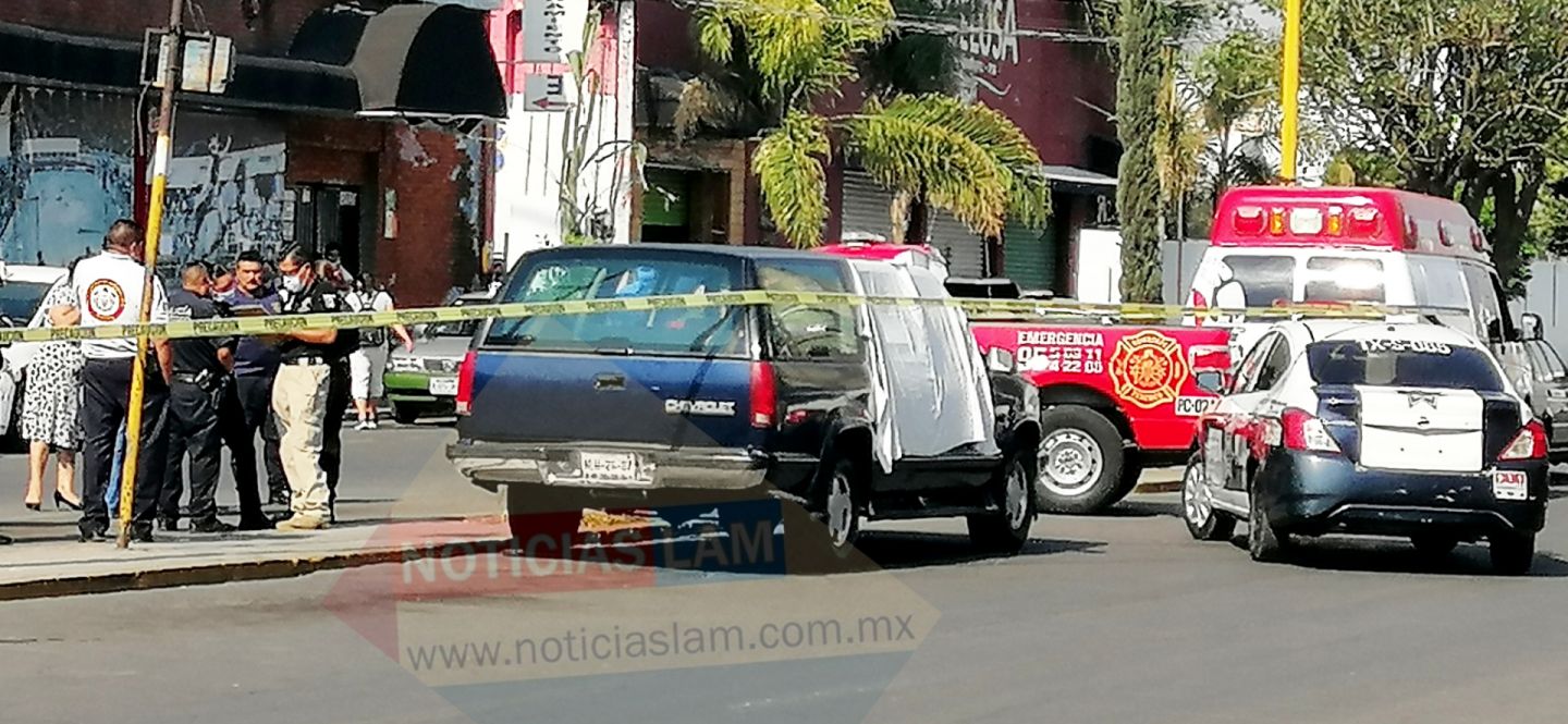 Conductor muere dentro se su camioneta en calles de Texcoco