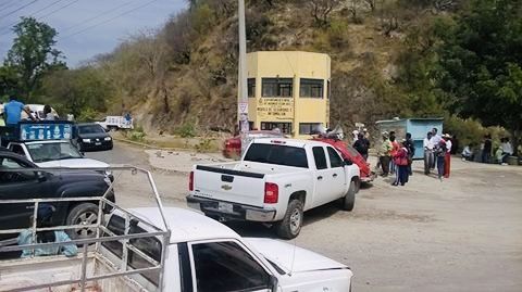 Hallan ejecutado con narcomensaje junto
a módulo de la Policía, en Huamuxtitlán