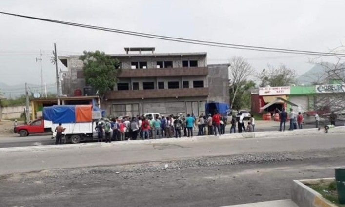 En Huejutla vecinos de Oxtomal retienen a dos policías municipales en demanda de la suspensión del programa Hoy No Circula