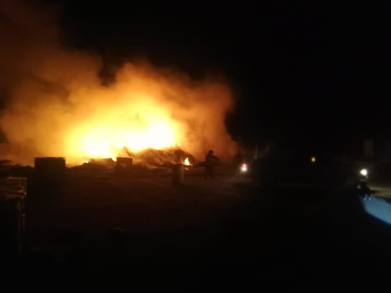 Se registra incendio dentro de una empresa dedicada a almacenar residuos químicos, en Axapusco