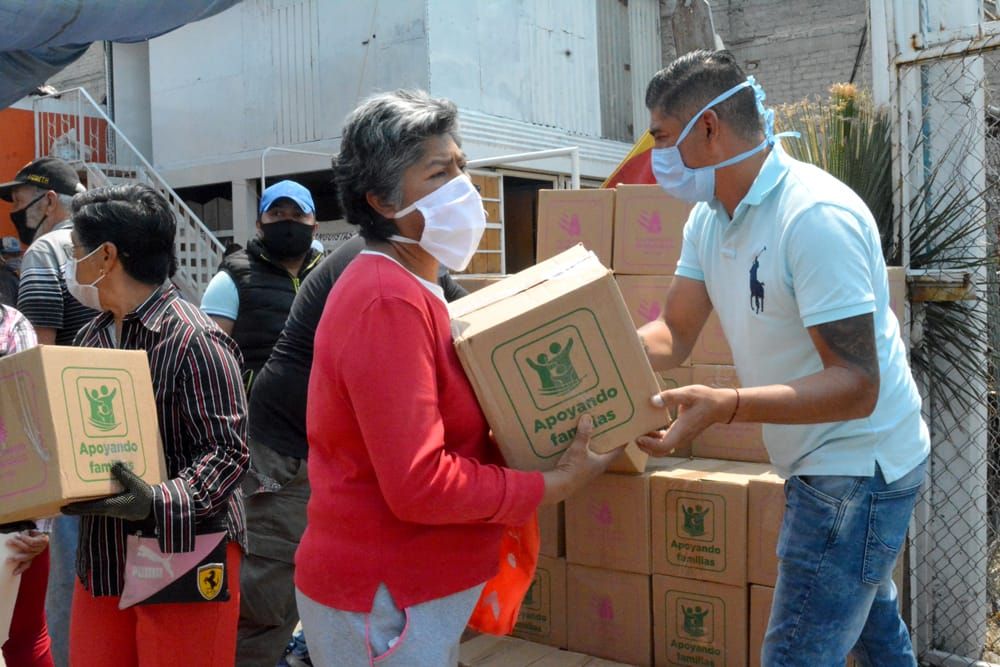 
En Ixtapaluca elementos de la policía municipal  entregan apoyos alimenticios a los que menos tienen