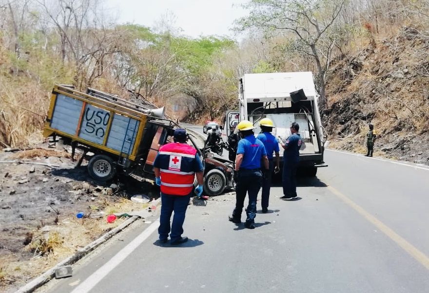 Choque entre camión de basura y camioneta deja tres heridos en el libramiento Paso Texca