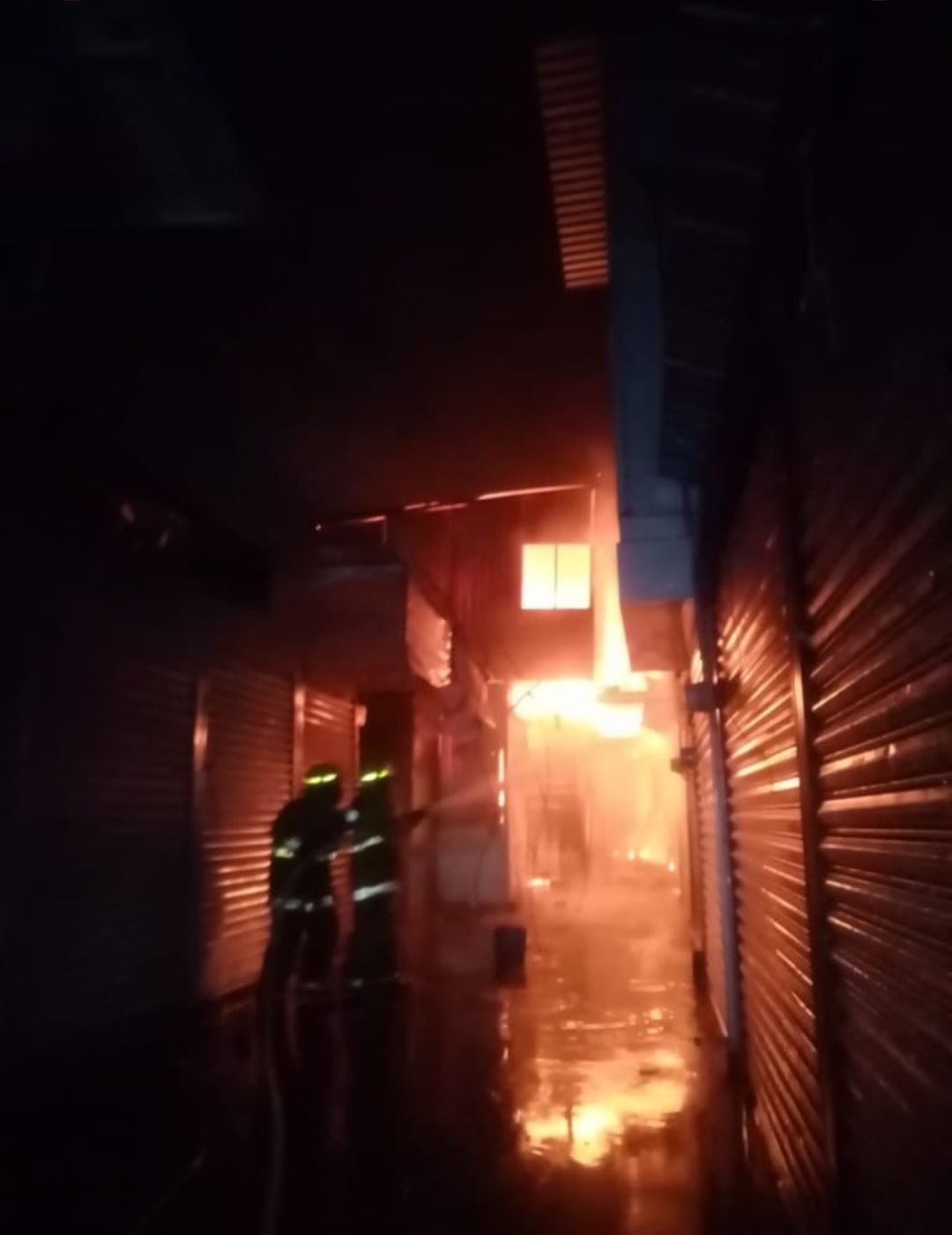 Incendio consume Central de Abasto de Oaxaca