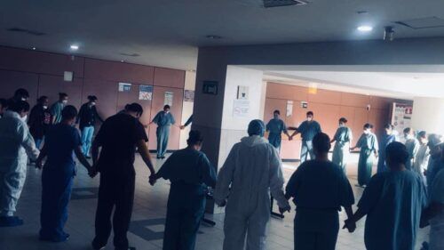 Imagen de personal médico de Tijuana rezando.