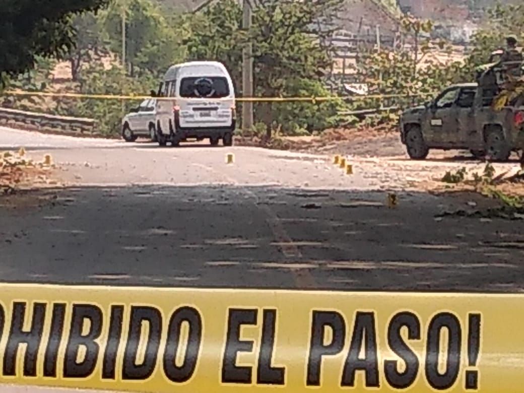Emboscan a familia de exfuncionario en poblado de Zihuatanejo; una niña murió