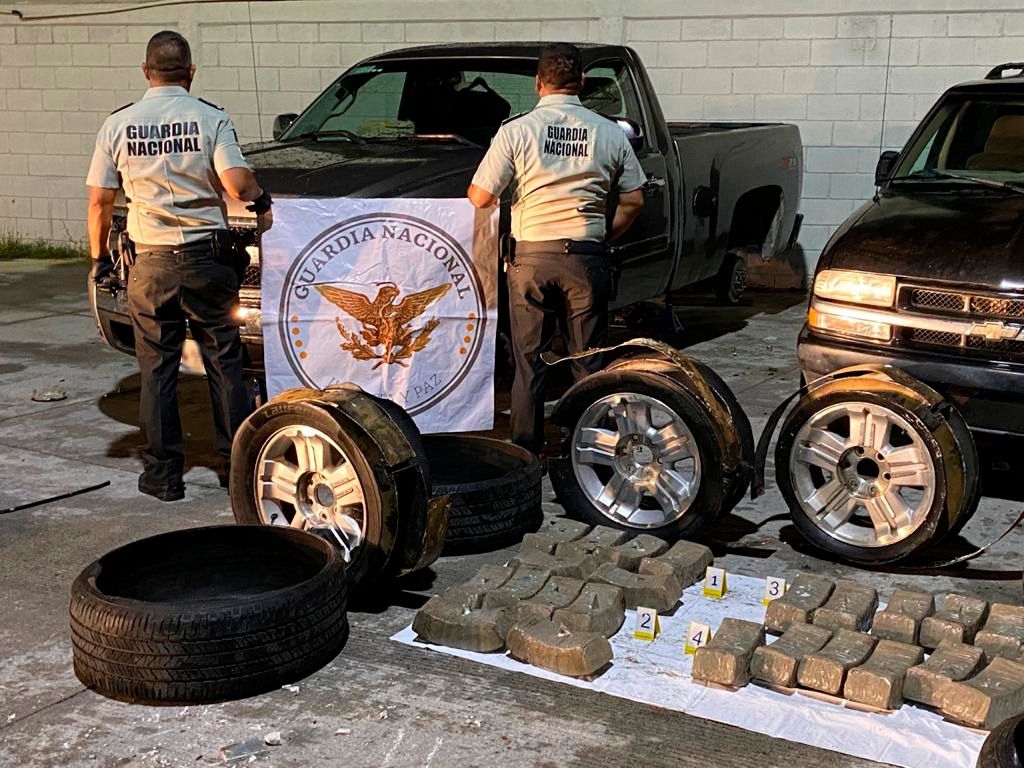 La Guardia Nacional aseguró alrededor de 60 kilos de aparente Crystal ocultos en los neumáticos de una camioneta 