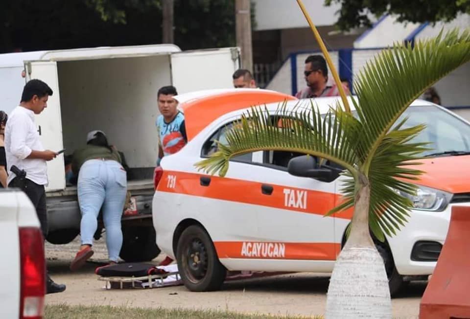 Abandonan cuerpo desmembrado en taxi frente a oficinas de SSP en Acayucan