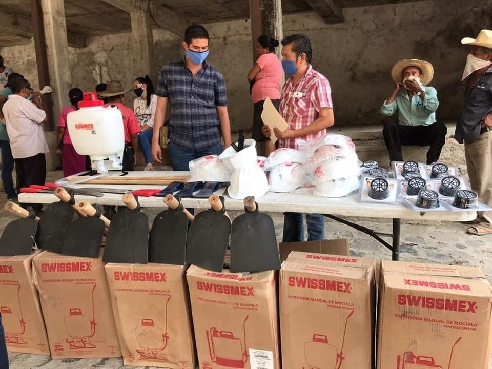 Gobierno de Taxco entrega material para control y combate de incendios a la brigada forestal de Paintla. 