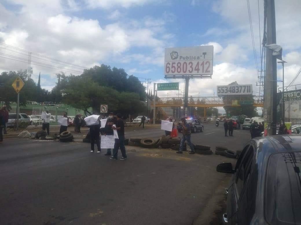 Continua cerrada carretera federal México-Texcoco por manifestantes de Los Reyes La Paz 