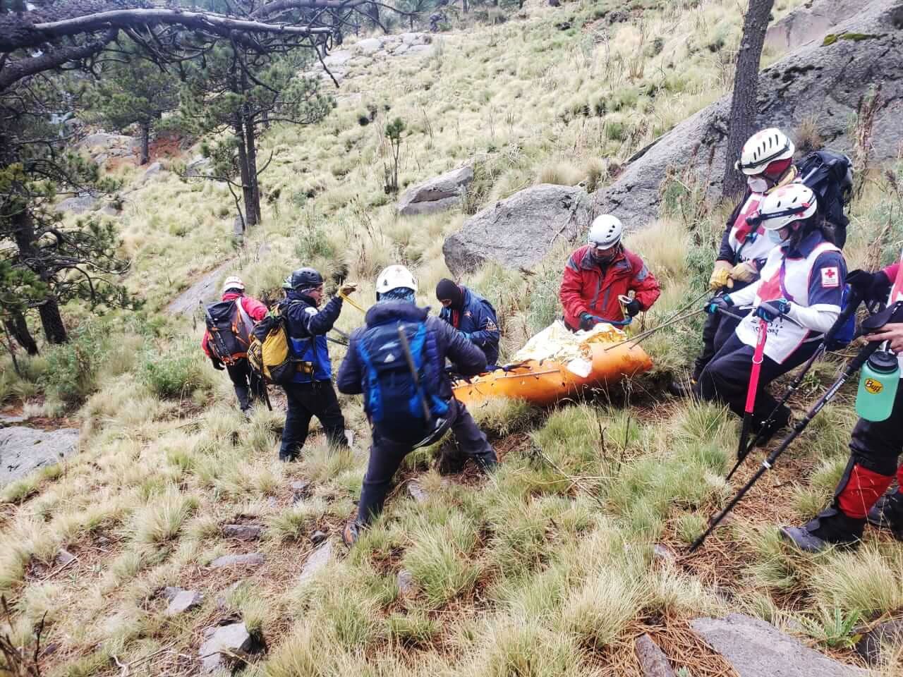Personal de Alta Montaña de Cruz Roja rescata el cuerpo de alpinista en el Iztaccíhuatl
