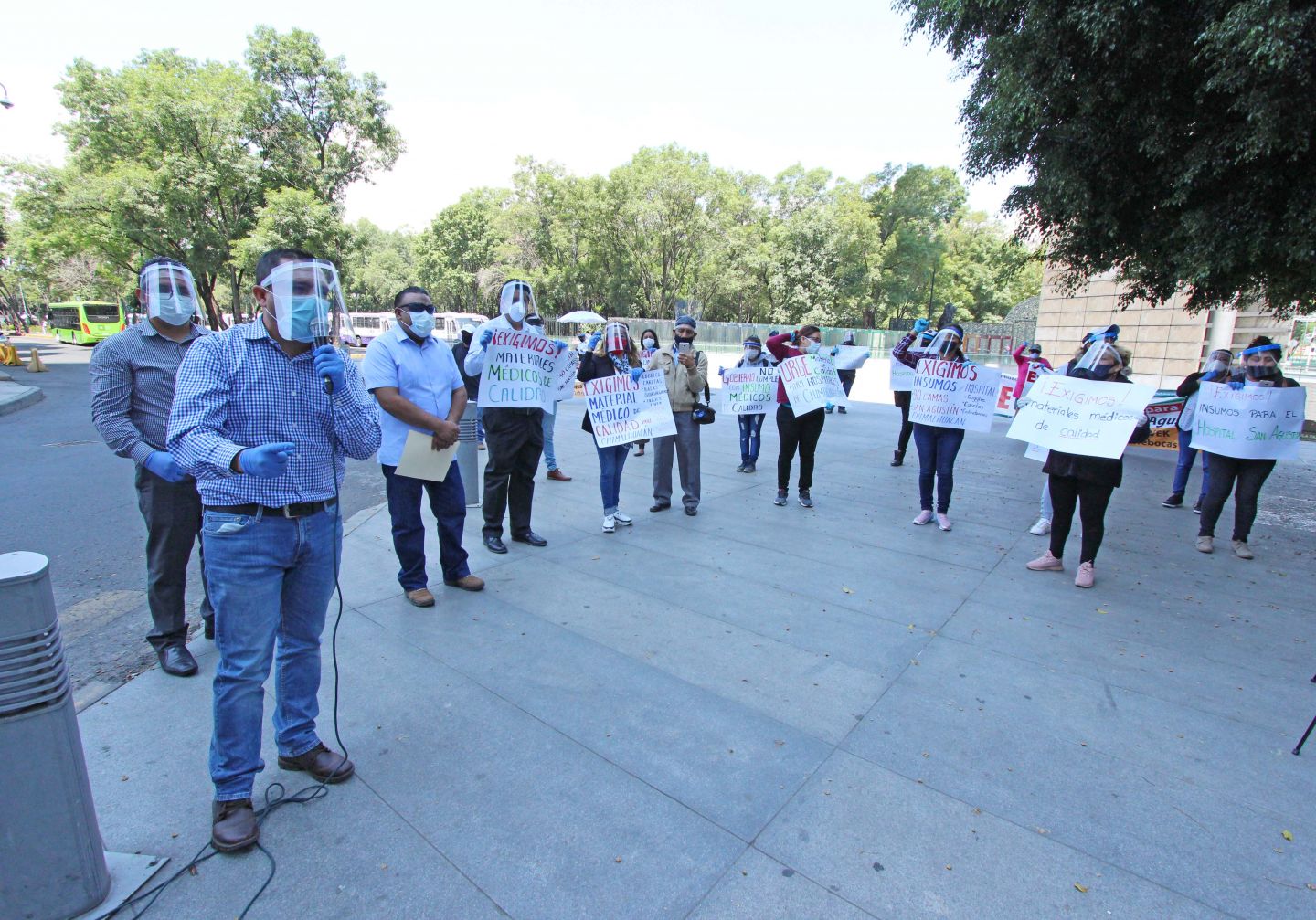 Chimalhuacanos acuden a la Secretaría de Salud federal para solicitar mejores insumos a hospitales
 
 
